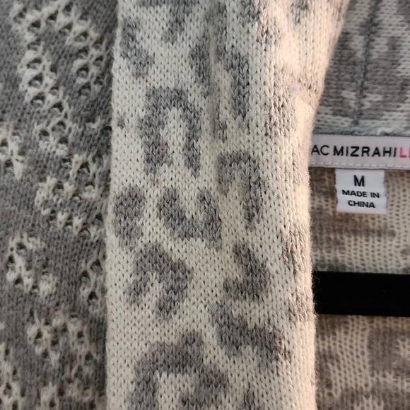Beautiful Isaac Mizrahi long sweater in gray & cream jaguar pattern - Picture 2 of 4